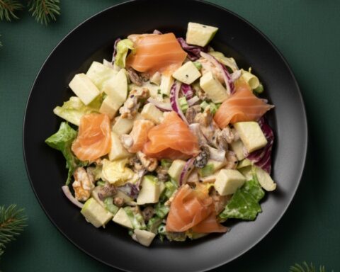 Вальдорфский салат с лососем и яблоком