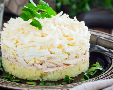 Воздушный салат «Облако» с четырьмя ингредиентами для праздничного стола