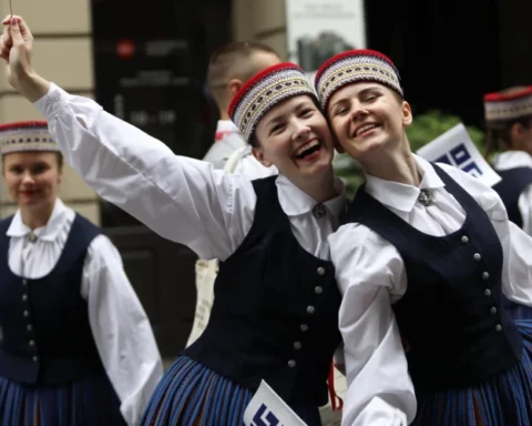 Западные СМИ сообщают о нехватке мужчин в Латвии и популярности услуги "муж на час"