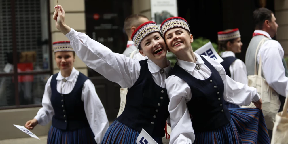 Западные СМИ сообщают о нехватке мужчин в Латвии и популярности услуги "муж на час"