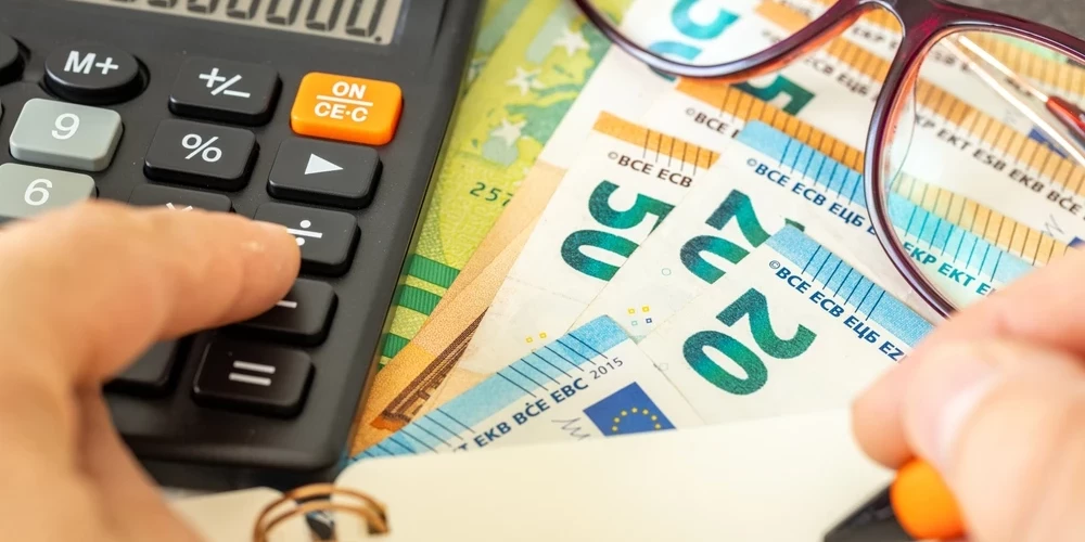 Жители Латвии активно вкладывают в третий пенсионный уровень из-за повышения ставки до 25,5%