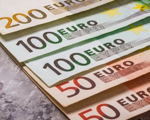 Жители Латвии ищут способы решения финансовых трудностей из-за нехватки денег