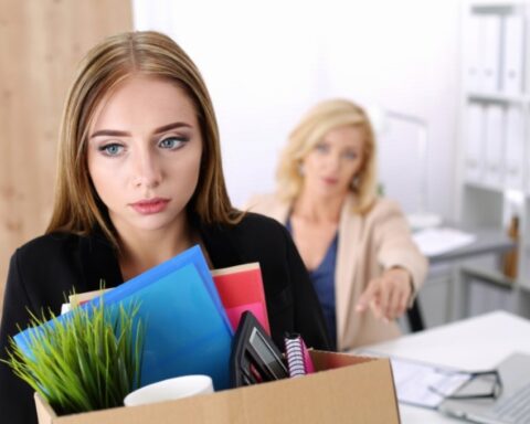 Волна корпоративных дефолтов толкает бизнес к массовым увольнениям