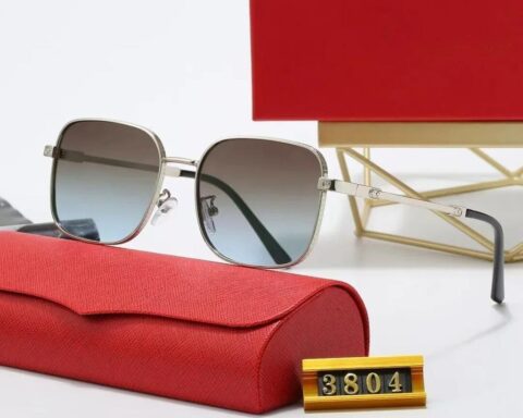 Россияне платят двойную цену за люксовые бренды на фоне санкций ЕС