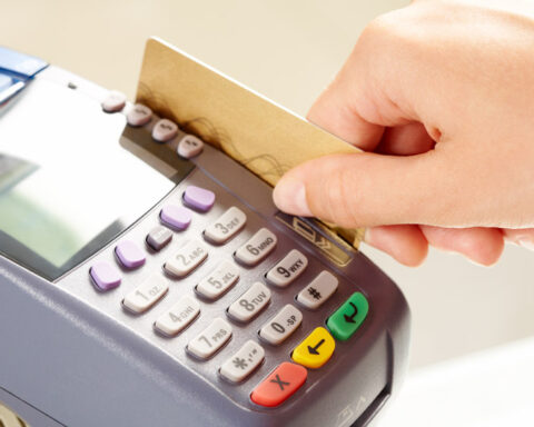 Финансовый контроль превратил оплату зарубежных туров в проблему для россиян