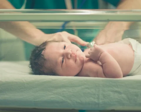 Акушерки в Латвии испытывают стресс и переутомление из-за низкой оплаты труда