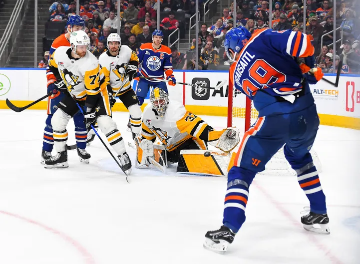 Артур Шилов демонстрирует великолепную игру в матче "Пингвинз" против "Ойлерз"