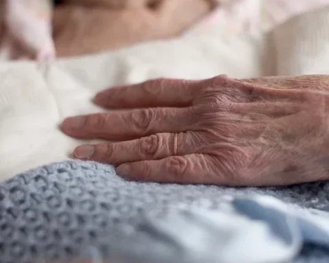 Без согласия семьи пансионаты Латвии передают умерших похоронным бюро