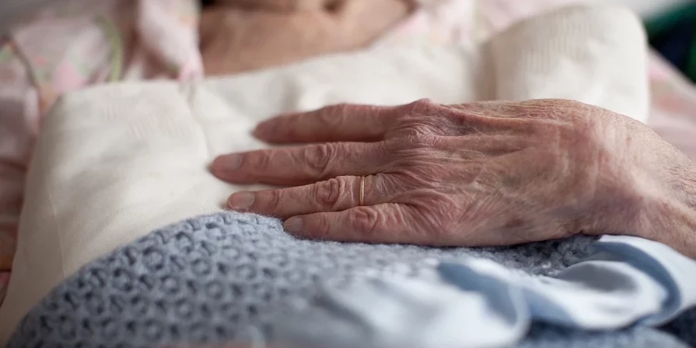 Без согласия семьи пансионаты Латвии передают умерших похоронным бюро