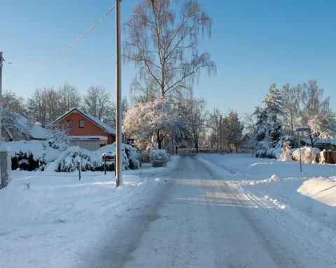 Битва за освещение в Дарзини: мамы с колясками и школьники сталкиваются с темнотой на улицах Риги