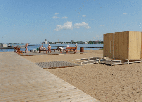 Бюджет Риги: оппозиция критикует расходы на покраску кабинок и игнорирование жителей