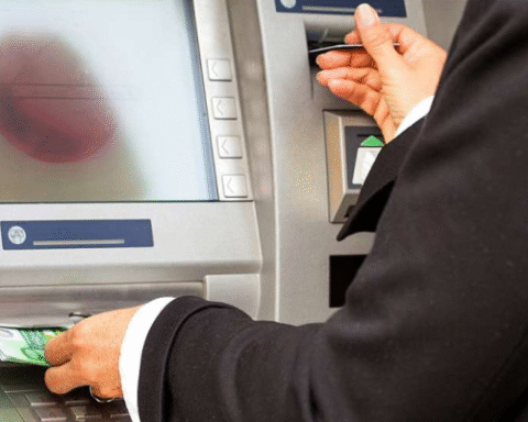 Бюджетникам Латвии обещают компенсации: что нужно сделать для получения выплат