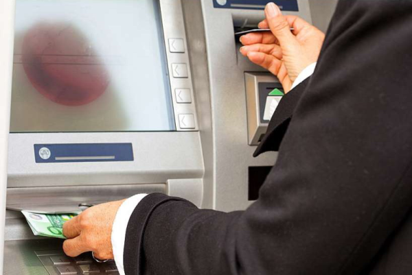 Бюджетникам Латвии обещают компенсации: что нужно сделать для получения выплат