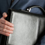 Чиновники Латвии продолжают получать премии на фоне экономии бюджета