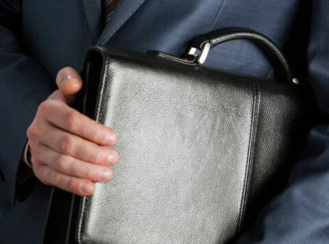 Чиновники Латвии продолжают получать премии на фоне экономии бюджета