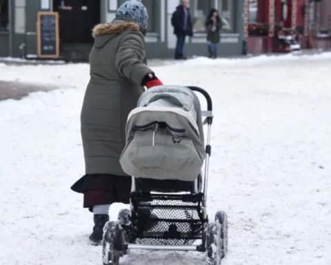 Число новорожденных в Латвии за 2023 год снизилось на почти 10%