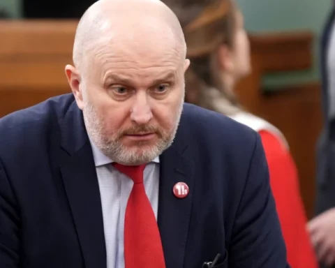 Депутат критикует приоритеты господдержки: 9 тысяч на электромобиль вместо 5 на ребёнка