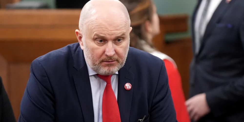 Депутат критикует приоритеты господдержки: 9 тысяч на электромобиль вместо 5 на ребёнка