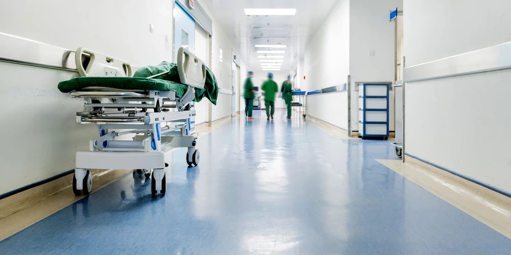 Детская больница отказалась оперировать девочку с переломом ключицы в Латвии