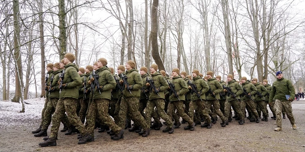 Добровольцы подают заявления в призывные участки латвийской армии для службы в Земессардзе
