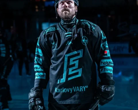 Эгле забрасывает шайбу после передачи Якса в победном матче "Энергии"