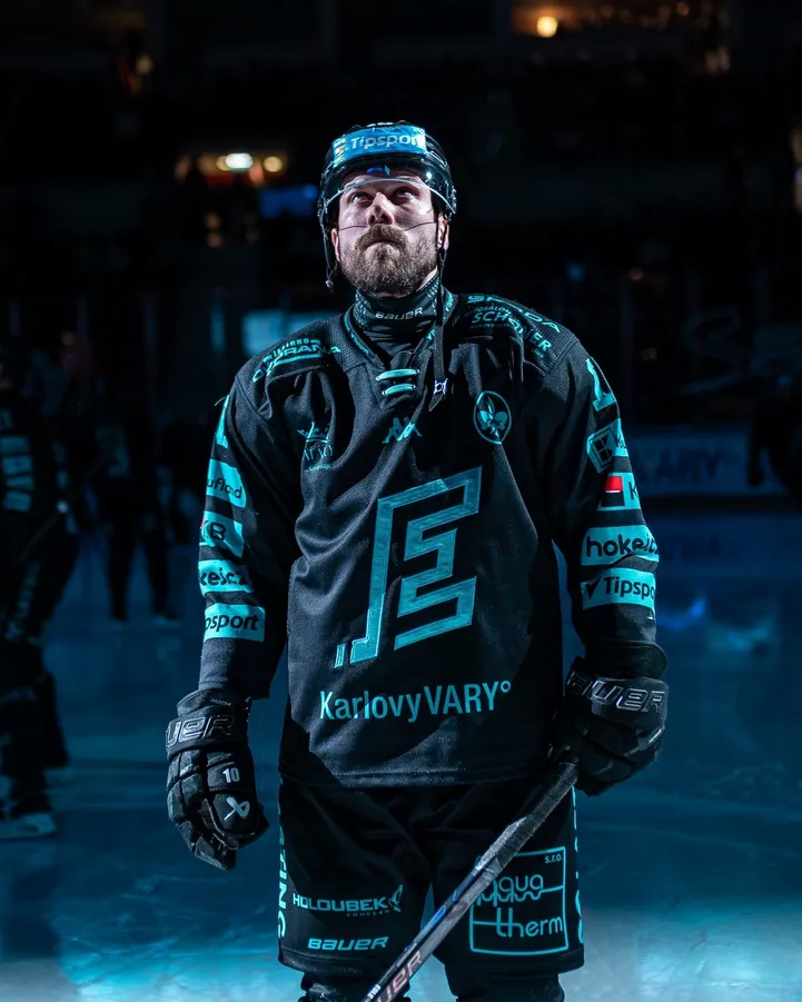 Эгле забрасывает шайбу после передачи Якса в победном матче "Энергии"