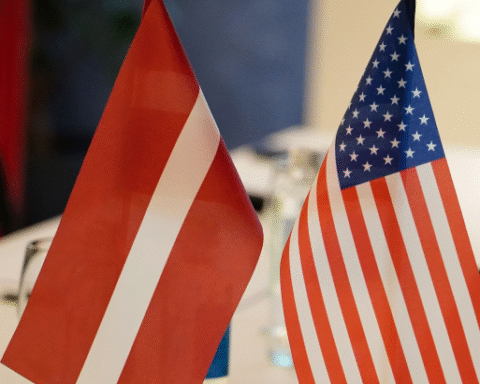 Экс-министр обороны Артис Пабрикс: Латвии стоит искать альтернативы в безопасности, полагаясь не только на США