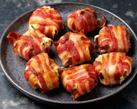 Фаршированные шампиньоны с сыром и беконом в аэрогриле