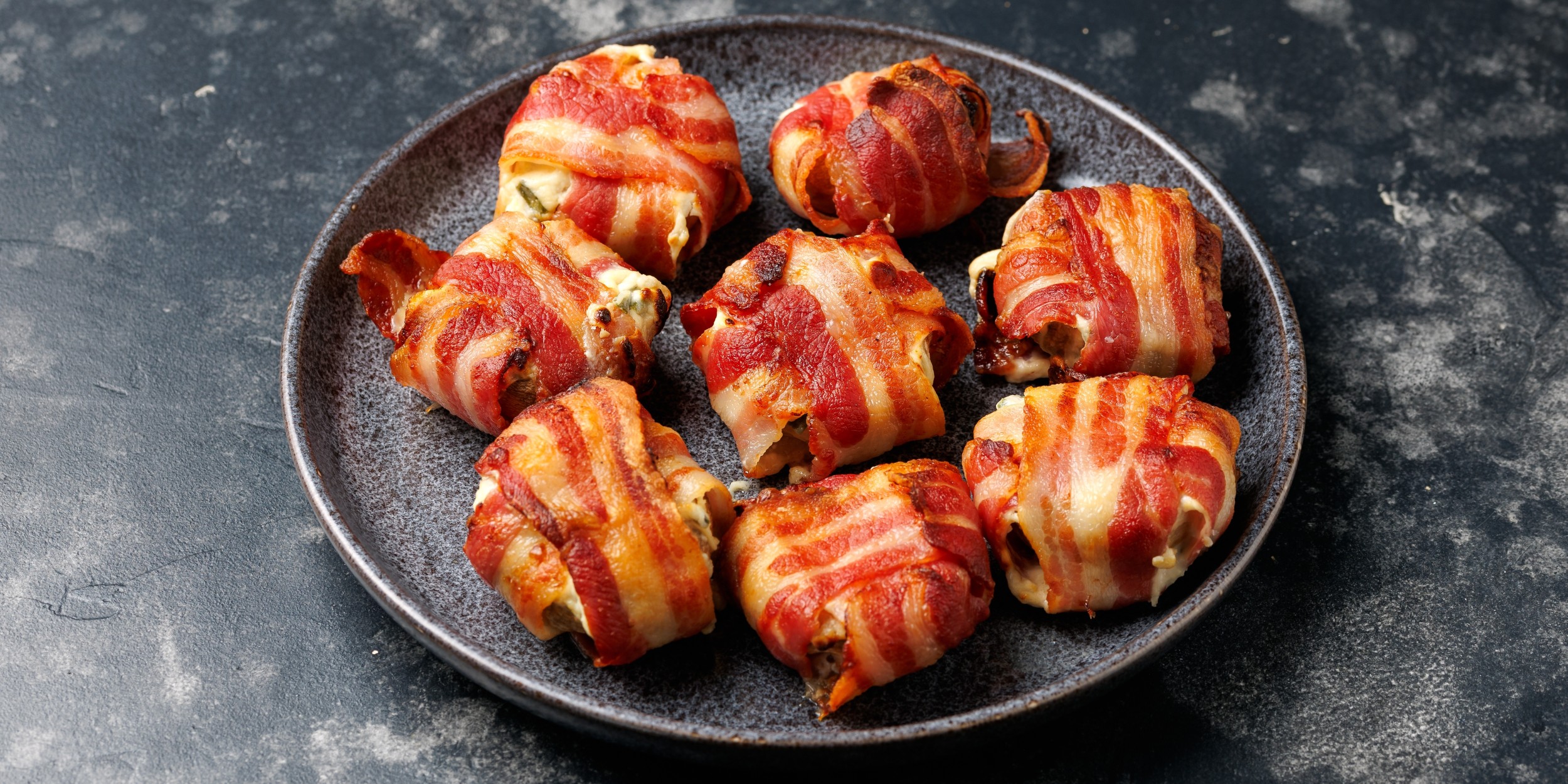 Фаршированные шампиньоны с сыром и беконом в аэрогриле