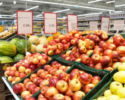 Фермеры в Латвии сталкиваются с жесткими условиями супермаркетов и задержками платежей