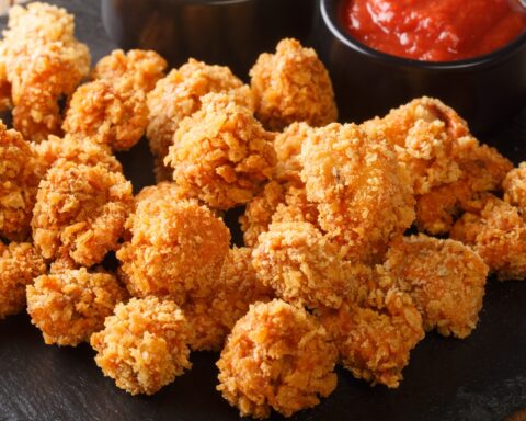 Хрустящий куриный попкорн, приготовленный в аэрогриле