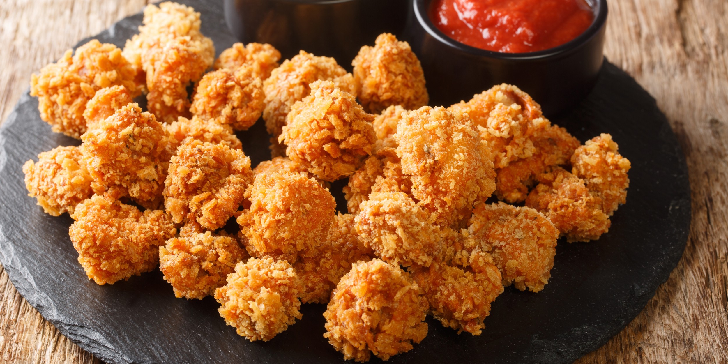 Хрустящий куриный попкорн, приготовленный в аэрогриле