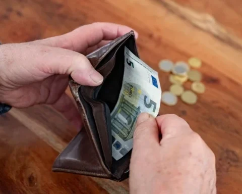 Исследование показало, что латвийским пенсионерам хватает денег лишь на счета и лекарства