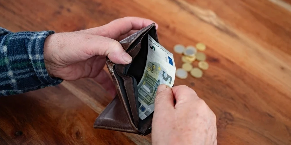 Исследование показало, что латвийским пенсионерам хватает денег лишь на счета и лекарства