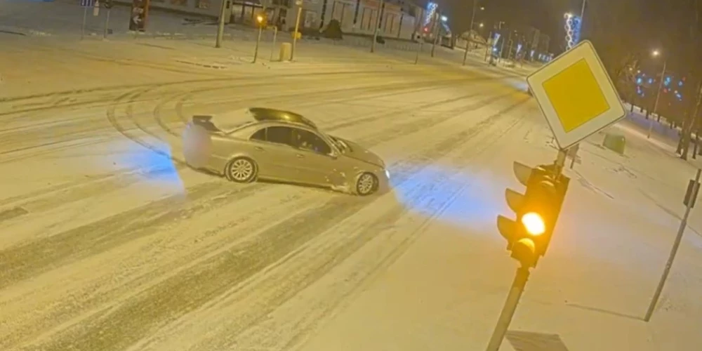 Камеры фиксируют опасное поведение детей и водителей в Даугавпилсе