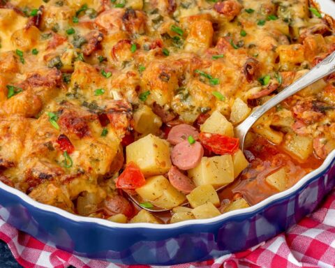 Картофельная запеканка с сосисками и помидорами