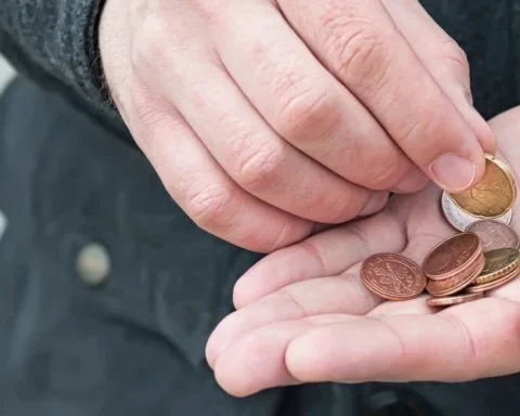 Каждый пятый житель Латвии сократит расходы в 2023 году