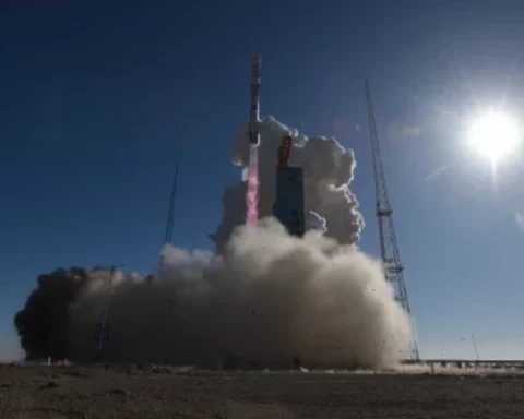 Китайская ракета весом 11 тонн пролетит мимо Латвии, угроза минует страну