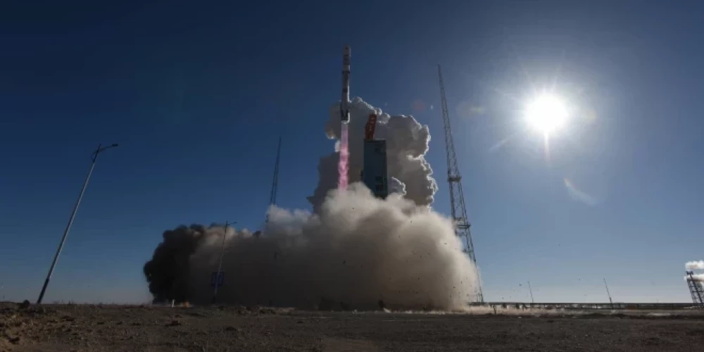 Китайская ракета весом 11 тонн пролетит мимо Латвии, угроза минует страну