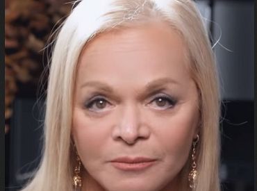 Лариса Долина освобождает квартиру для покупательницы Полины Лурье