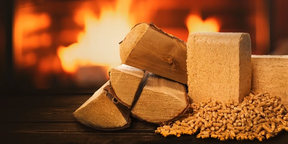 Латвийцы сообщают о нехватке брикетов и гранул в магазинах