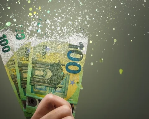 Латвийцы теряют около миллиона евро в месяц из-за мошенничества в банках