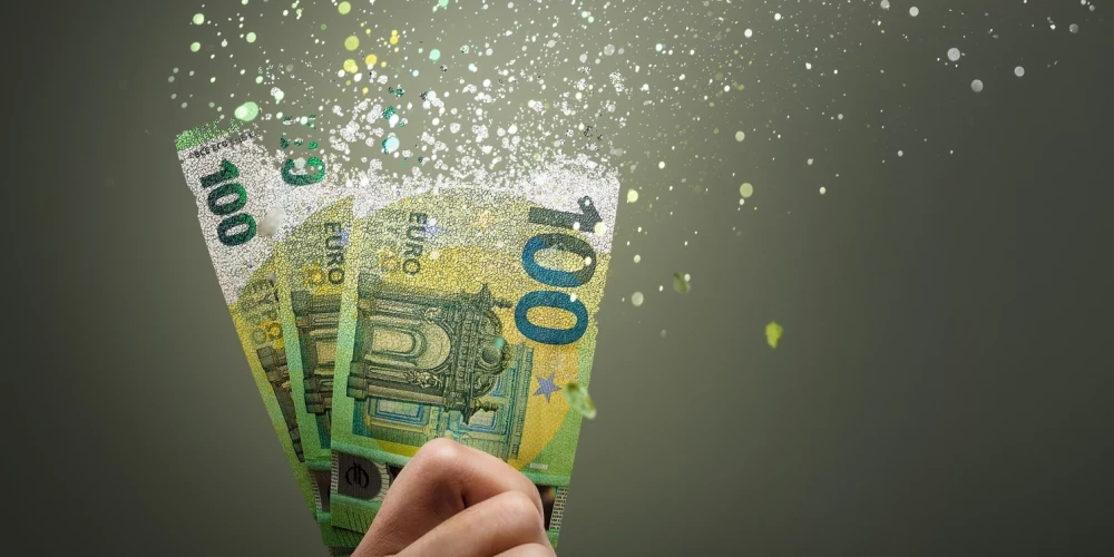 Латвийцы теряют около миллиона евро в месяц из-за мошенничества в банках