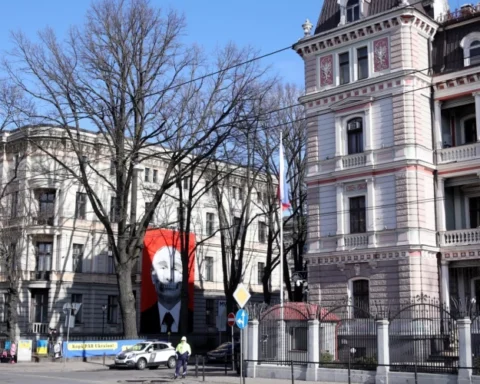 Латвийцы требуют лишить посольство России комфортных условий в ответ на разрушающие действия в Украине