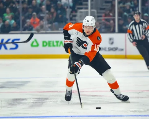 Латвийцы в НХЛ: Балинскис проигрывает с "Флоридой", Аболс побеждает с "Филадельфией"