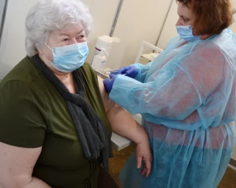 Латвия имеет низкий уровень вакцинации среди пожилых людей по сравнению с Европой