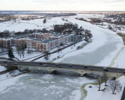 Лед на реках и озерах Латвии достиг 30 см: анализ толщины на различных водоемах