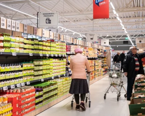 Lidl сокращает цены на длительные продукты в Латвии