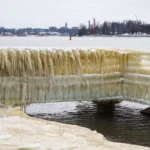 Мангальсальский мол стал ледяным музеем: зимняя сказка у моря