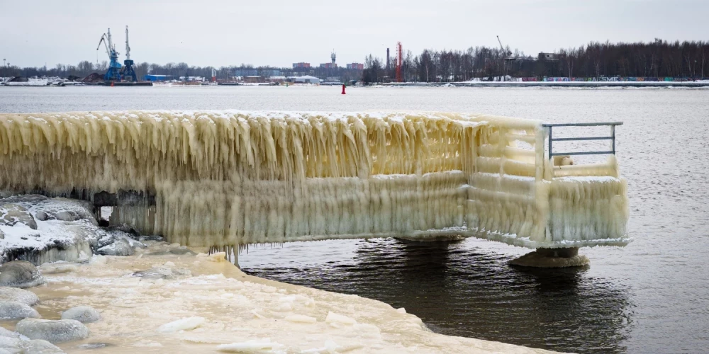Мангальсальский мол стал ледяным музеем: зимняя сказка у моря